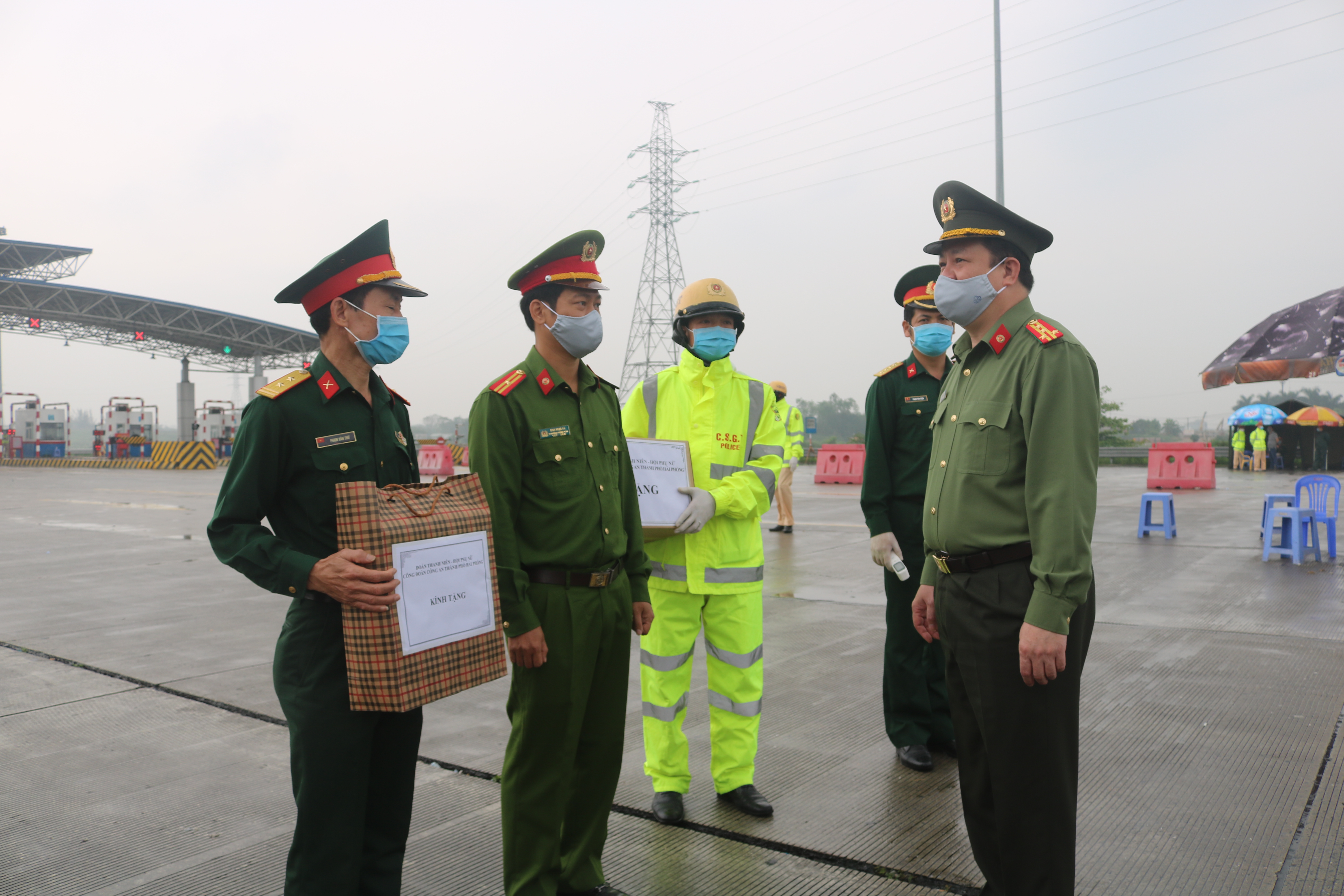 Đại tá Nguyễn Quốc Hùng, Phó Giám đốc CATP thăm, tặng quà lực lượng tham gia phòng chống dịch bệnh COVID-19